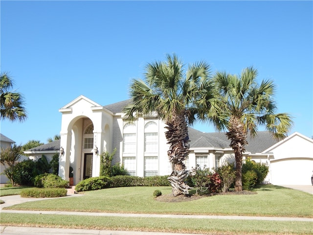 view of front of house featuring a garage and a front yard