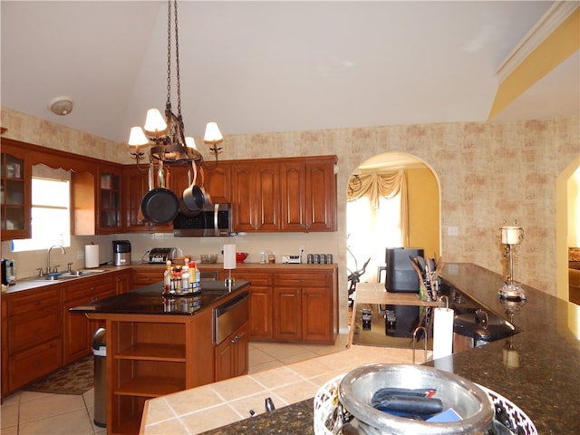 kitchen featuring light tile patterned flooring, an inviting chandelier, sink, vaulted ceiling, and a center island