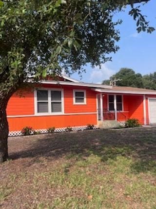 view of front of home featuring a front lawn