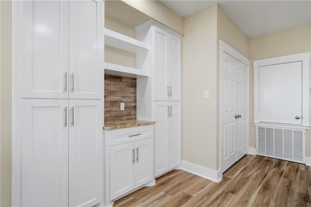 738 Crown Hbr, Corpus Christi, TX 78402 - bar featuring light wood-type flooring, baseboards, and visible vents