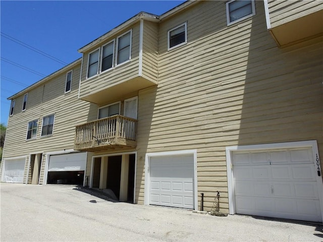 4401 River Valley Dr, Corpus Christi, TX 78410 - view of property featuring a garage