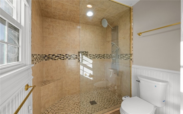 bathroom with toilet and tiled shower