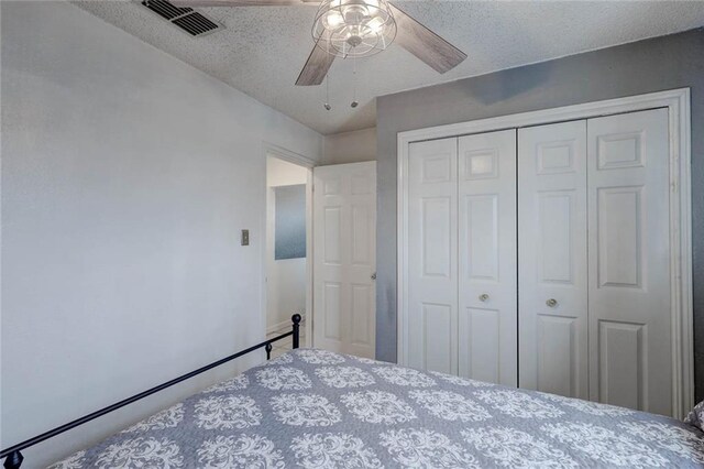 2301 Vialoux Dr, Corpus Christi, TX 78418 - bedroom featuring a textured ceiling, a closet, and ceiling fan