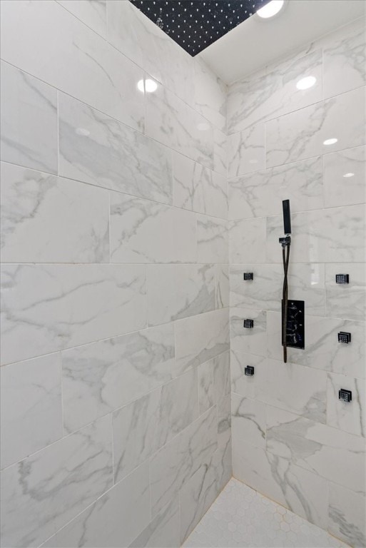 bathroom featuring tiled shower