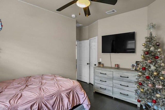 bedroom with ceiling fan