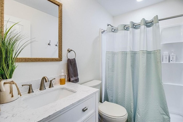 full bathroom featuring a shower with curtain, toilet, and vanity