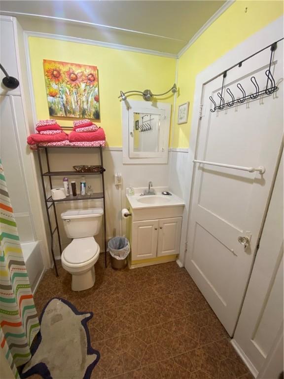 full bathroom featuring vanity, crown molding, toilet, and shower / bath combo