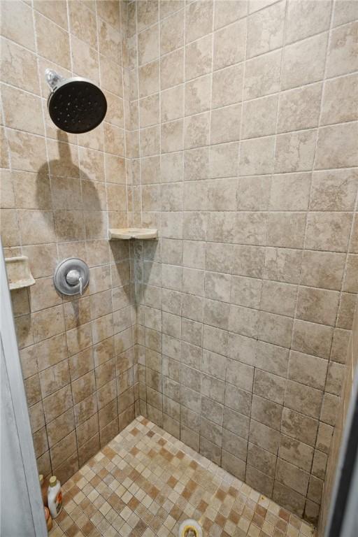 bathroom featuring a tile shower