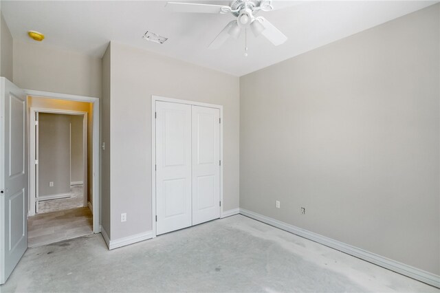 unfurnished bedroom with ceiling fan and a closet