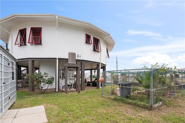 back of house featuring a yard