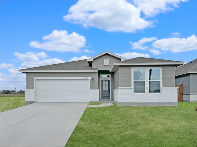 view of front facade featuring a garage and a front lawn