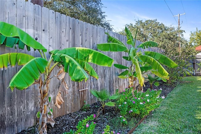 126 Whistlers Cove Rd, Rockport, TX 78382 - exterior view of a fenced backyard