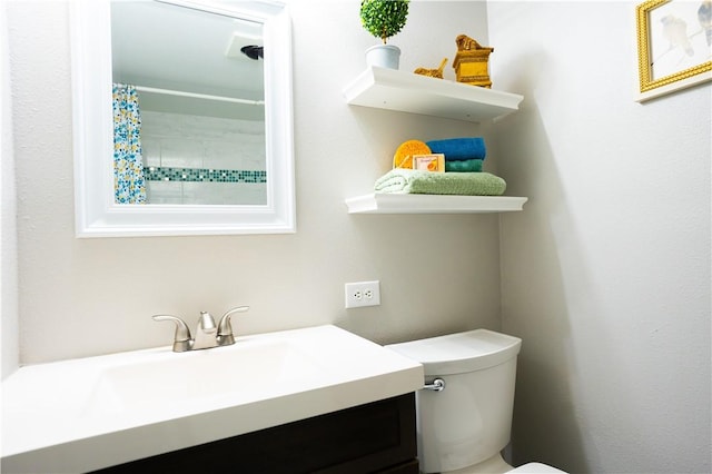 4334 E Ocean Dr Unit 306, Corpus Christi, TX 78404 - full bath featuring vanity and a shower with curtain