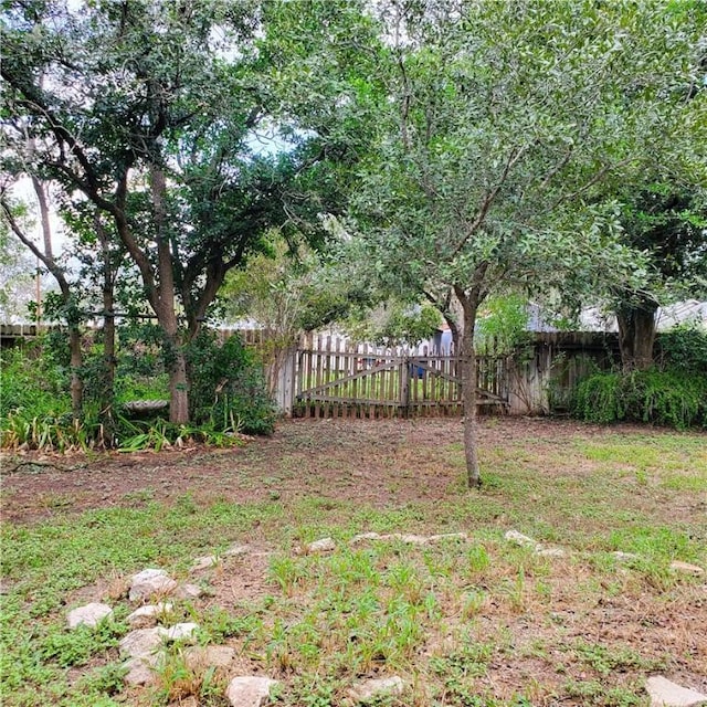 711 E Lott St, Beeville, TX 78102 - view of yard with fence