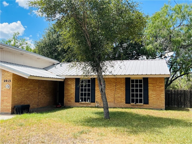 view of front facade featuring a front lawn