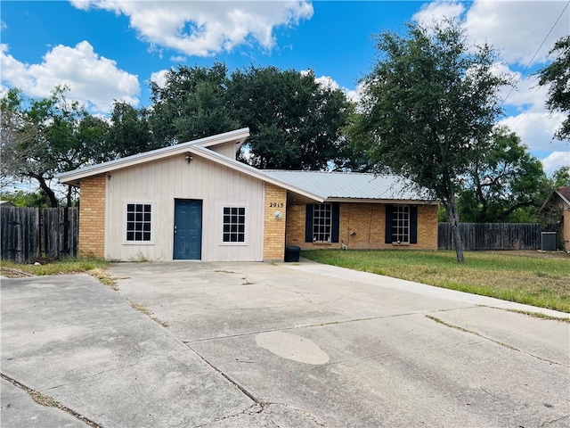 single story home featuring a front yard