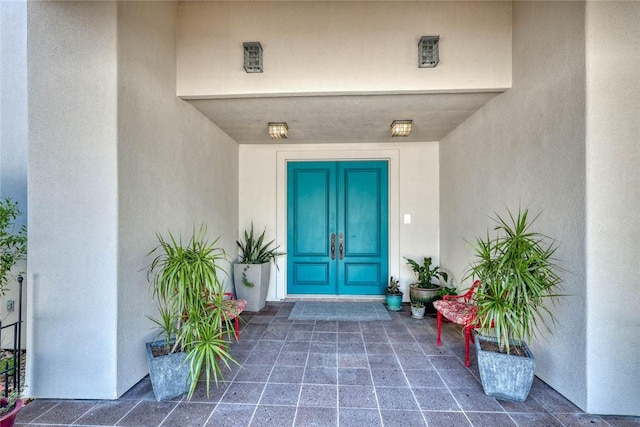 view of exterior entry with stucco siding