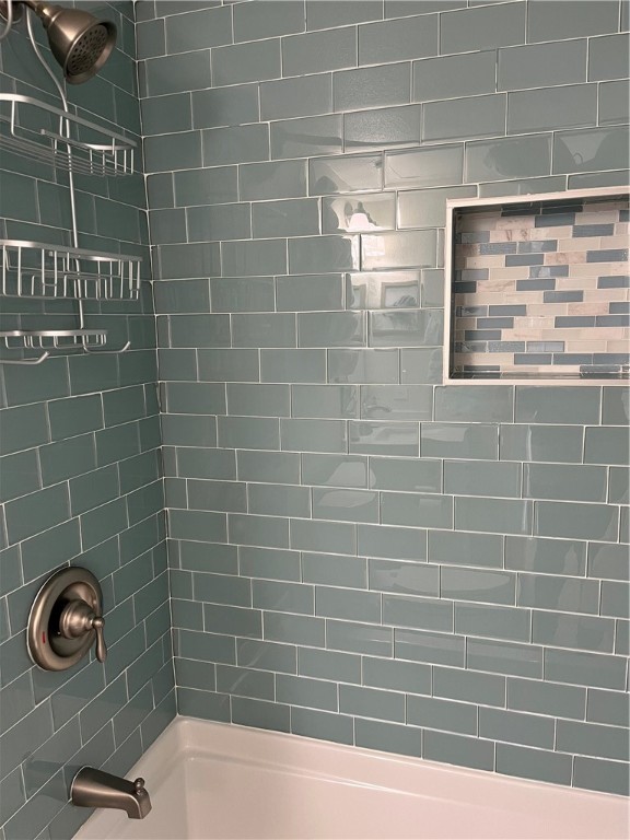 bathroom featuring tiled shower / bath