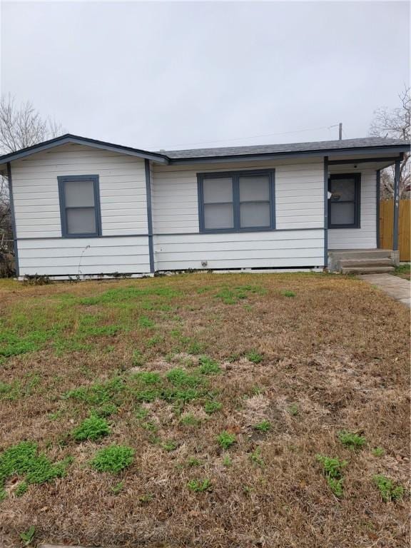 view of front of property featuring a front yard