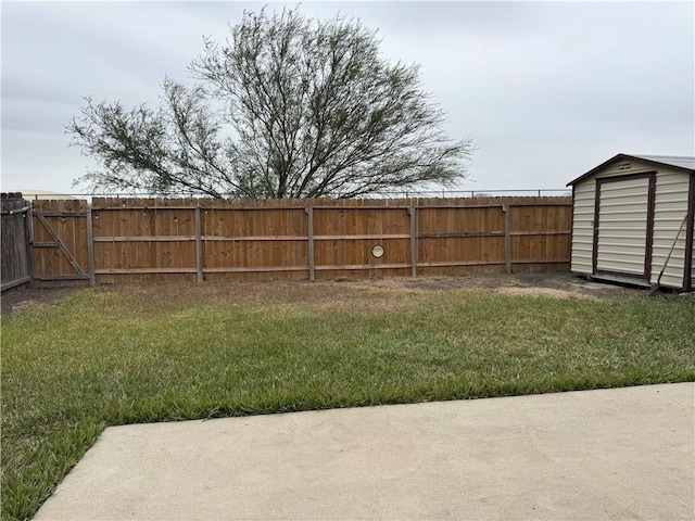 view of yard featuring a storage unit