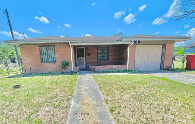 single story home with a front lawn