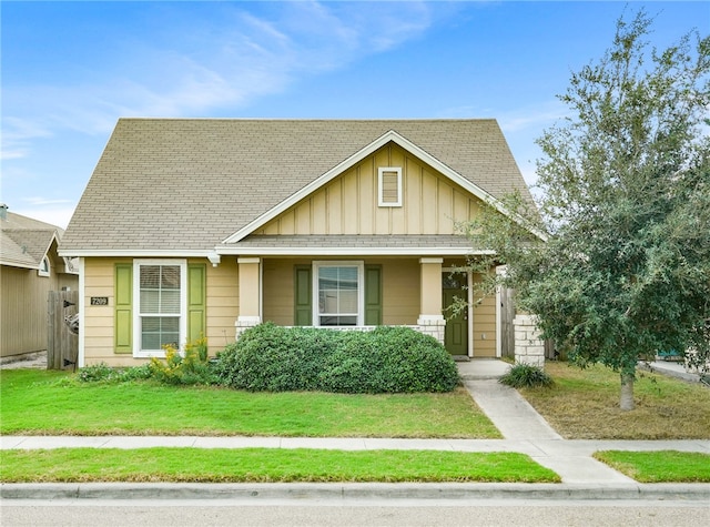 view of front of home featuring covered porch and a front lawn