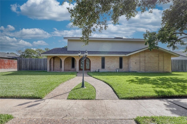 view of front of property featuring a front lawn