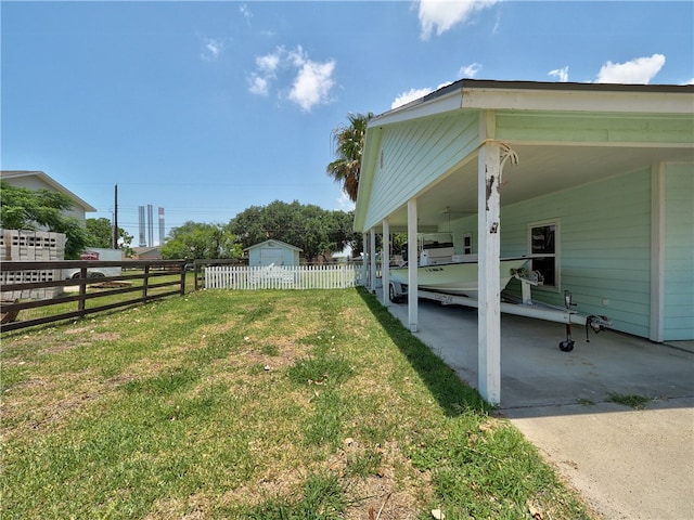 view of yard with an outbuilding