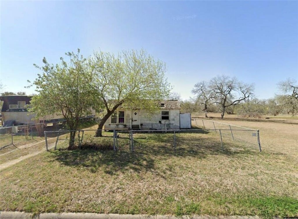 view of front of property featuring a front yard and a rural view