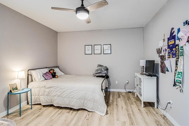 bedroom with light wood-style floors, baseboards, and a ceiling fan