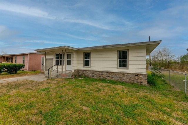 single story home featuring a front lawn