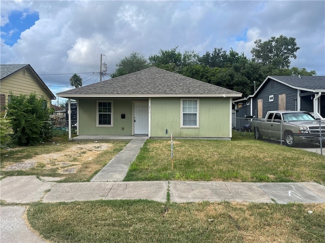 view of front of property with a front lawn