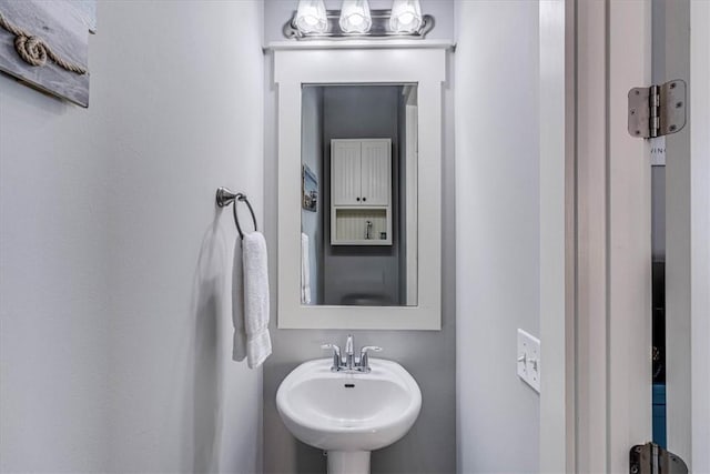 bathroom featuring sink