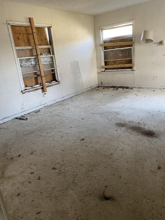spare room featuring carpet floors