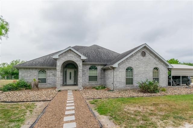 view of front of property featuring a front lawn