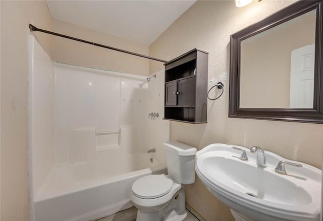 529 Blanco St, Taft, TX 78390 - full bath featuring a textured wall, bathtub / shower combination, and vaulted ceiling