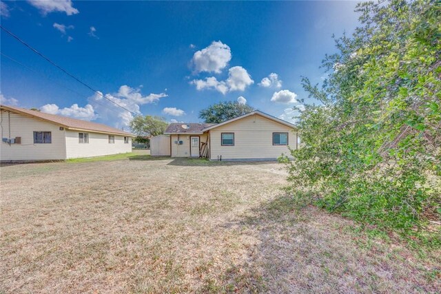 529 Blanco St, Taft, TX 78390 - rear view of property featuring a lawn