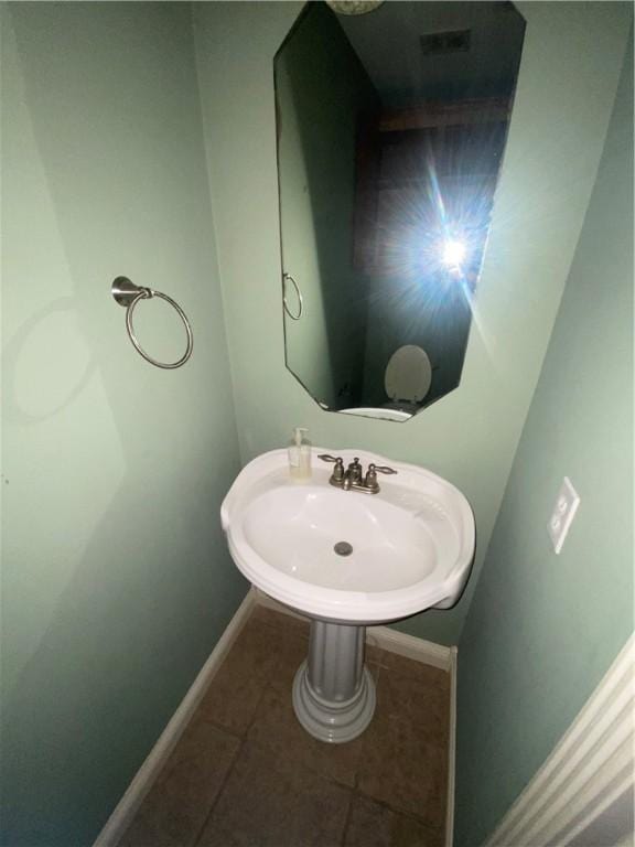 bathroom featuring tile patterned floors and baseboards
