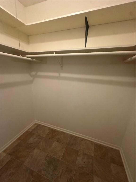 carpeted spare room with a barn door and ceiling fan