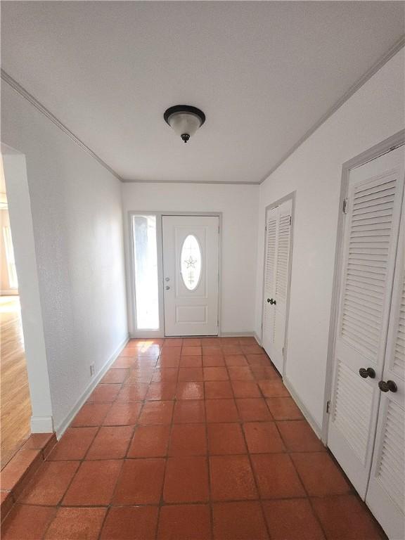 615 E Henderson St, Bishop, TX 78343 - tiled entryway featuring baseboards