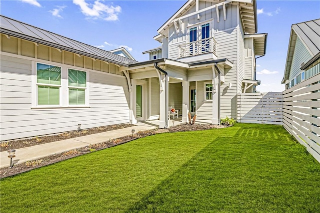 view of front of home with a patio and a front lawn