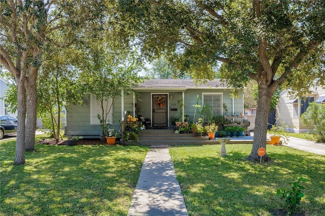 view of front of house featuring a front lawn