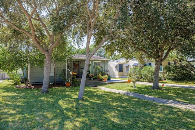 view of front of home featuring a front yard