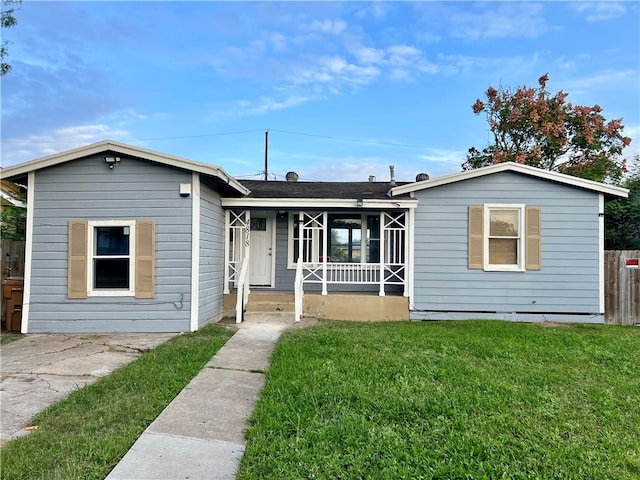 view of front of property featuring a front yard