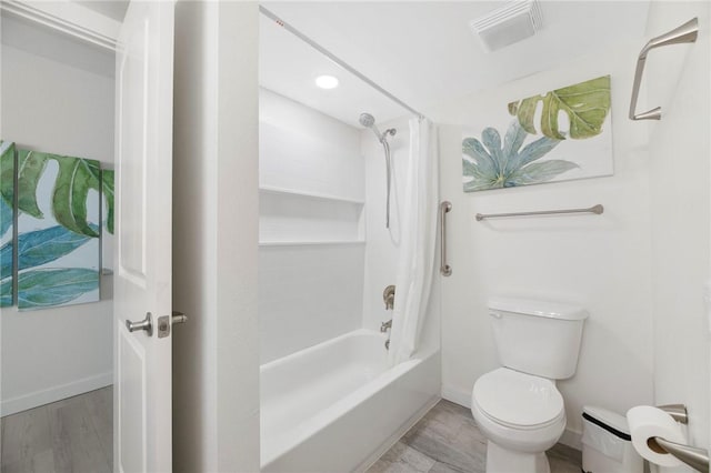 bathroom featuring shower / tub combo with curtain, visible vents, toilet, wood finished floors, and baseboards