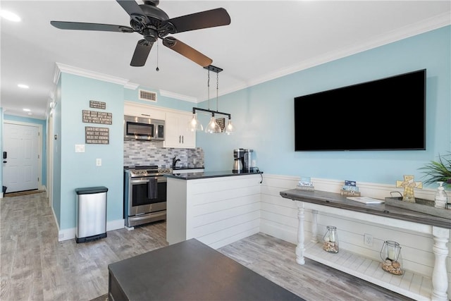 3938 Surfside Blvd Unit 1319, Corpus Christi, TX 78402 - kitchen with stainless steel appliances, light wood-style flooring, ornamental molding, ceiling fan, and decorative backsplash