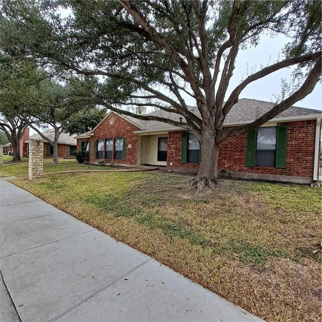 ranch-style home with a front yard