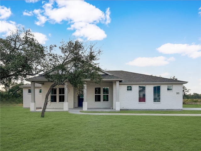 view of front facade featuring a front lawn