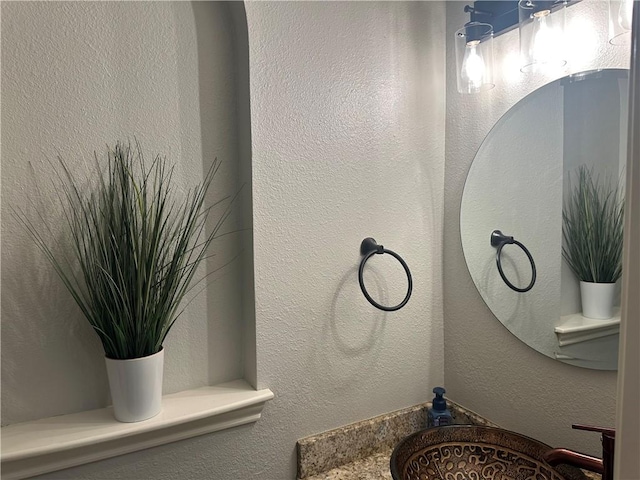 6333 Oso Pkwy, Corpus Christi, TX 78414 - bathroom featuring a textured wall