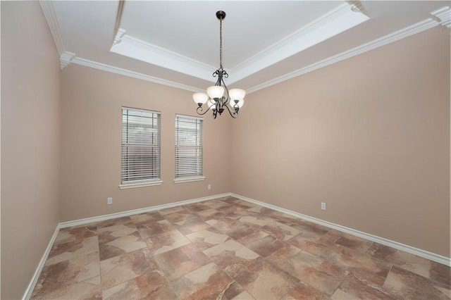 empty room with ornamental molding, a tray ceiling, baseboards, and an inviting chandelier